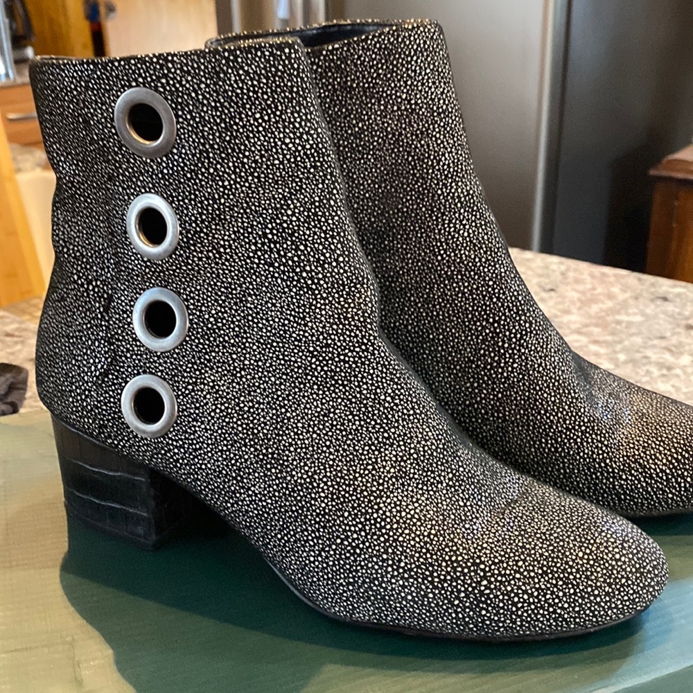 EUC LOGO - Lori Goldstein, Stingray in black & white leather. 9M